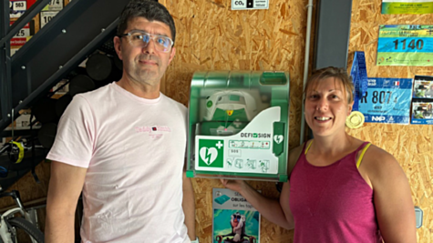 Medisol spendet einen AED an das Fitnessstudio in Bellême